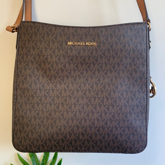 ❌SOLD❌ Michael Kors Cross Body Purse - Picture 8 of 16